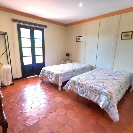Caparica, V4 House With Garden In Lazarim, Caparica Villa *