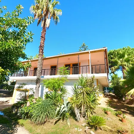Caparica, V4 House With Garden In Lazarim, Caparica Villa *